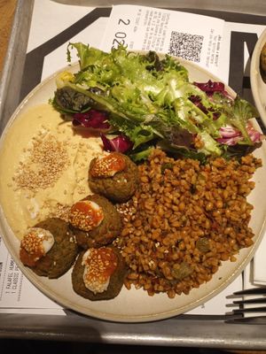 Falafels and hummus bowl, along with quinoa and salad at MAD - Flax & Kale - T1 T4 in Madrid
