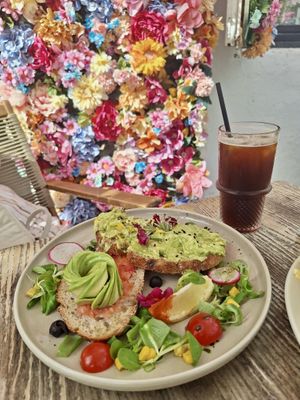 Tostada original Avo y americano con hielo  at Brunchit in Ibiza