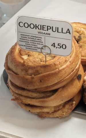 Cookiepulla price and ingredients at Rönttösrouva in Helsinki