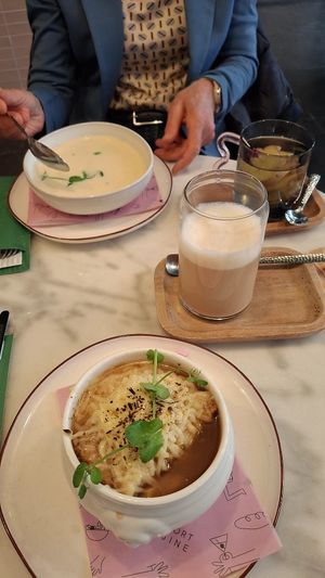 Aspergesoep (vegetarisch) en vegan uiensoep. Latte macchiato decaf havermelk en gemberthee. at Comfort Cuisine  in Roermond