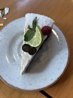 Cheesecake de limón y frambuesa   at Raw Cafe in Lima