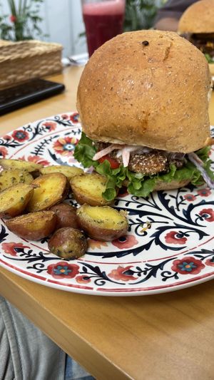 burger  at Raw Cafe in Lima