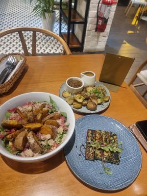 Sweet potato bowl and sides at Raw Cafe in Lima