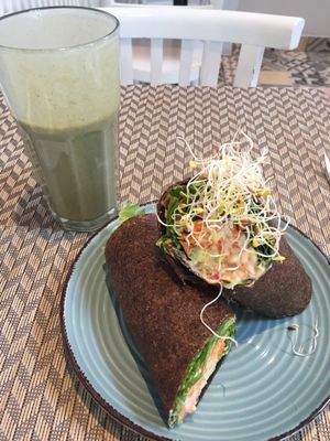 Linaza wrap and green smoothie at Raw Cafe in Lima