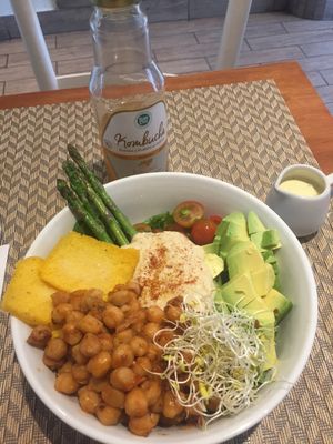 Buddha bowl + kombucha at Raw Cafe in Lima
