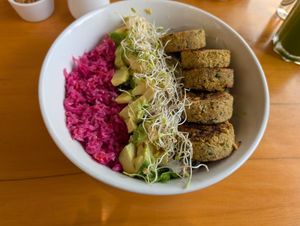Falafel bowl at Raw Cafe in Lima