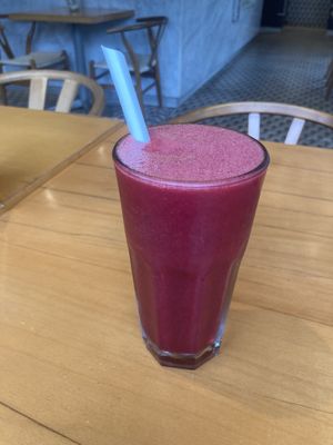 Beet and other fruits 🥤   at Raw Cafe in Lima