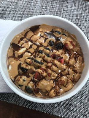 Mani y chocolate chia desert bowl at Raw Cafe in Lima