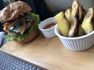 Hamburguesa de hongos  at Raw Cafe in Lima