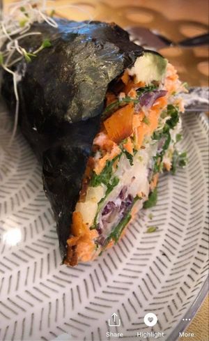 WRAP VITAL is a personal favorite. You'll feel like in heaven when you're done. In e/ savory bite you get coconut bacon,purplecabbage,kale,carrot,avocado,sprouts & cashew vegcheese at Raw Cafe in Lima