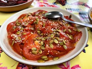 Gemarineerde tomaat - balsamico -geroosterde pompoenpit at Kwizien Celine in Landegem