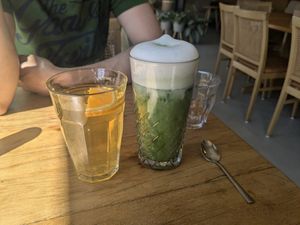 Homemade iced tea and iced matcha latte at Sukha Life in Castricum