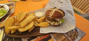 Vegan burger (grilled 100% vegan burger, veggies, crispers, sauce) at Bambo in Pula