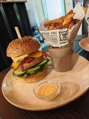 Schwarzy vegan and bananes plantains at Holly's Kitchen in Liege