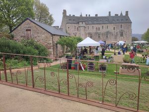 Terrace of restaurant outside, on the courtyard of the castle 🤩 at Le Petit Jagu in Ploezal