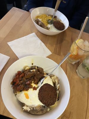Kumpir mit Veganer Sour Creme, veganem Käse, Veganer Frikadelle, Linsen Dal und Auberginen-Paprika Gemüse  at Die Waffel in Frankfurt