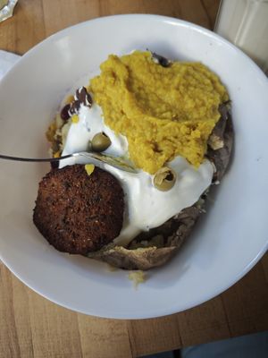 baked potato with frikadelle and daal at Die Waffel in Frankfurt