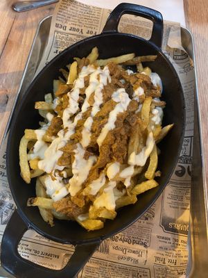 Patatas con proteína vegetal estilo pibil y salsa de queso vegano  at Bocatería Delaostia in Logrono