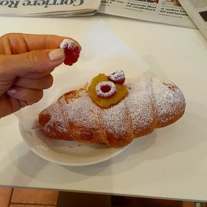 Croissant crema e frutta at Ceccolinibio in Ravenna