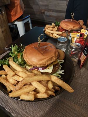 Suchbild Mad Hatter and Cajun Style Chicken at The Hutch at The Hatter in Edinburgh