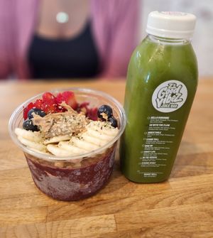 Acaí Dreamer bowl and Go With The Flow juice at Z's Good Vibez Juice Bar in Allen