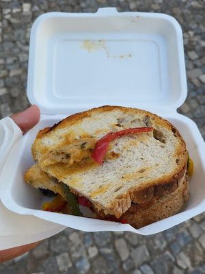 Vegan toast with avocado, bell pepper and olives (to go) at Loja do Vinho in Sintra