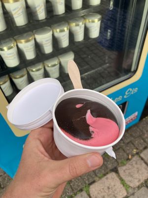 Dark chocolate/raspberry   at Eisautomat Conti2Go - Vending Machine in Schwelm