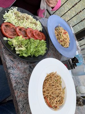Miješana salata and vegetable wok   at La Ruche in Konjic