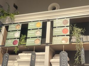 Alle grünen Schilder sind vegan. Zusätzlich gab es noch Kaffee-Eis was vegan war (nicht auf dem Bild)  at Gelateria La Romana in Dusseldorf