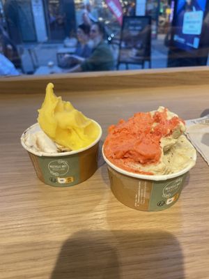 Jeweils 4€, kleinste Größe mit 2 Geschmacksrichtungen inklusive  at Gelateria La Romana in Dusseldorf