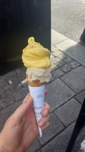 maracuja & banana - "small" 4,5€ at Gelateria La Romana in Dusseldorf