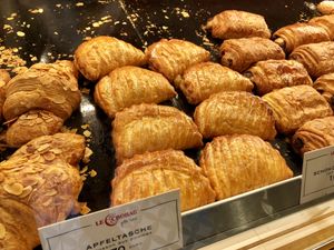 non-vegan apple turnovers at Le Crobag - Hauptbahnhof in Berlin