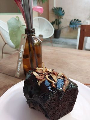 Bolo de chocolate 🍫 com calda at A Varandinha in Itacare