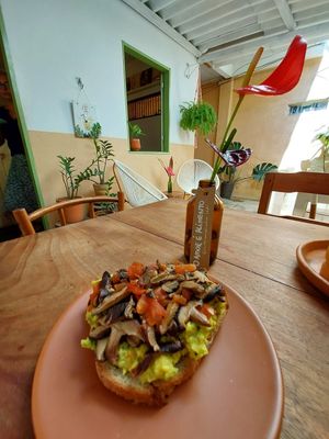 Toast de avocado, cogumelos e tomates at A Varandinha in Itacare