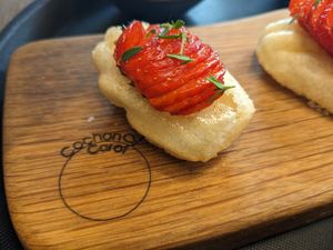 Amuse: light rice madeleine with marinated strawberry (vegan) at Cochon&Carot in Hemiksem