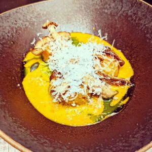 Pumpkin dumplings in a thai pumpikin sauce, finished with mushrooms and green curry oil (vegetarian) at Cochon&Carot in Hemiksem