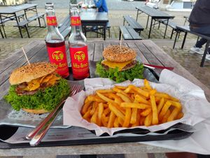 Tolles Ambiente, leckere Burger und unsere Sonderwünsche wurden freundlich entgegengenommen und umgesetzt 👍 at Burgermeisterin in Schleswig