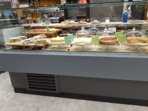 Available choices at the café (vegan proprerly labelled) at Biovegan Cafeteria Navarro in Valencia