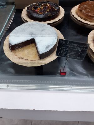Cacao and coconut cake at Biovegan Cafeteria Navarro in Valencia