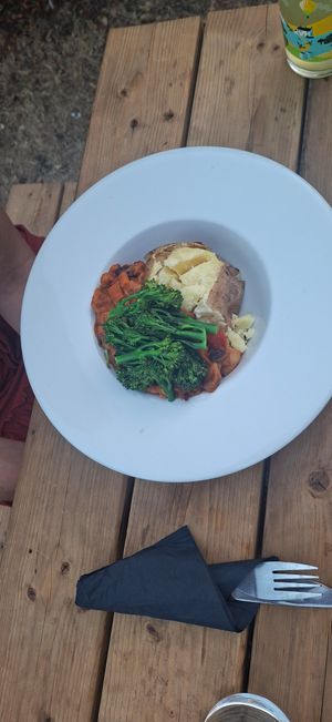 Vegan bonenschotel op gepofte aardappel at The Raven Inn in Devizes