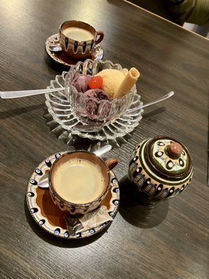 Selbstgemachtes Eis aus lila Mais und einer peruanischen Frucht (sehr lecker!), Espresso aus peruanischem Kaffee  at Pachamama in Bremen