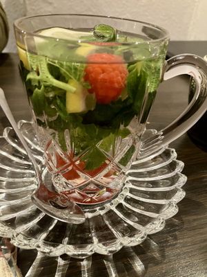 Tee mit Minze, Zitrone und Himbeeren  at Pachamama in Bremen
