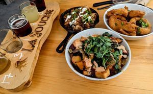 Bières de dégustation, choux fleurs rôtis, oignons frits et poutine végan at La Souche in Stoneham