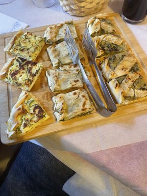 La torta di verdure a sinistra era per le mie sorelle, quindi non è vegana. Al posto di questa mi è stata offerta una fetta di pane con dei funghi squisiti (foto successiva)  at Osteria Il Sogno in Fivizzano