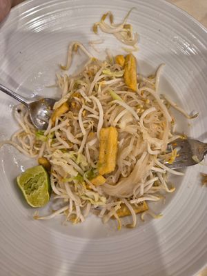 Fried noodles (pad Thai) at Chantorn Pochana - Maharaj in Chanthaburi