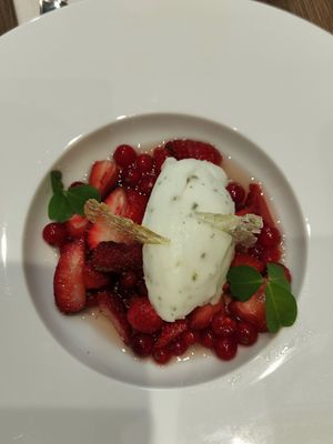 Nage de fruits rouges, sorbet citron vert et sauge at L'Oxalis in Honfleur