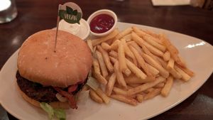 Der vegane Hamburger mit Pommes at Cafe Extrablatt in Kaiserslautern