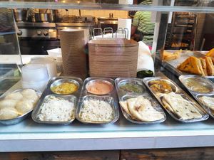 We proefden de paani puri (links op de foto) at Vegan Food Tour Rotterdam in Rotterdam