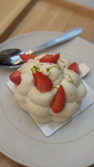 Pavlova fraise-vanille at Chabana in Narbonne