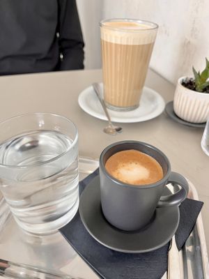 Café Latte und Espresso Macchiato mit Hafermilch.  at NOSCH.La Tortita in Leipzig
